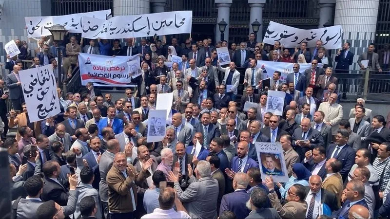 المحامون مستمرون في الاحتجاج رفضًا للزيادات في الرسوم القضائية
