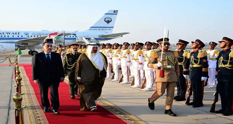 رئيس الوزراء يستقبل نظيره الكويتي بمطار القاهرة الدولي
