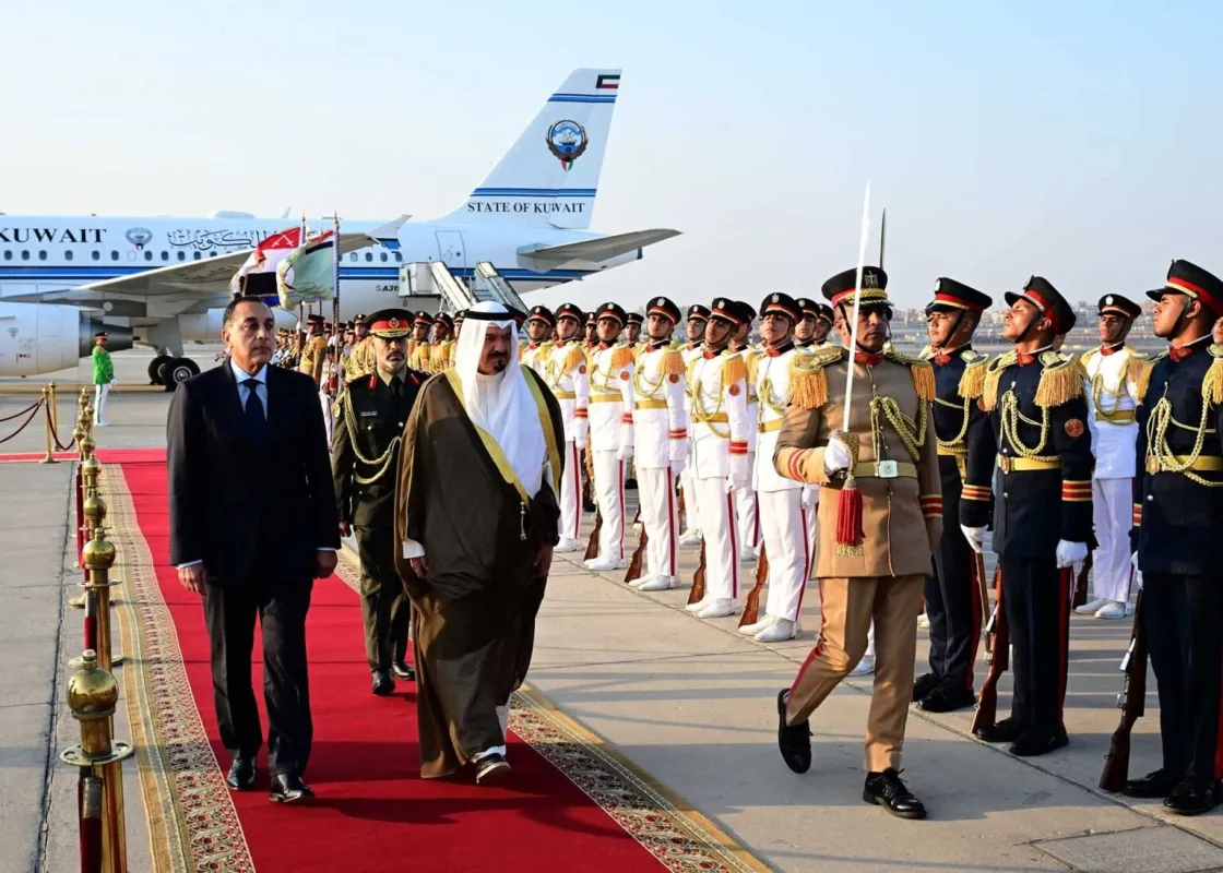 رئيس الوزراء يستقبل نظيره الكويتي بمطار القاهرة الدولي