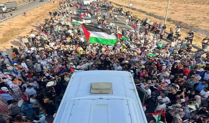 متضامنون في قافلة الصمود يتعرضون للاعتداء من قبل قوات الأمن المصرية