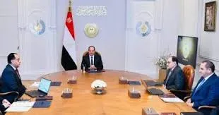 السيسي يجتمع برئيس هيئة قناة السويس ويطلع على تطورات حركة الملاحة بالقناة