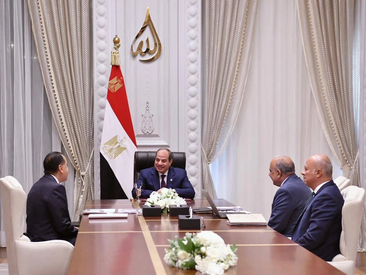 السيسي يجتمع برئيس الوزراء ووزير الكهرباء والطاقة المُتجددة