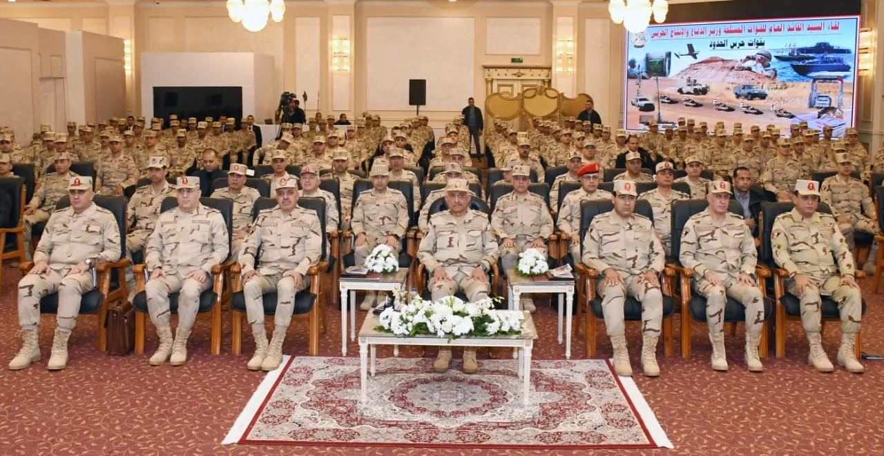 وزير الدفاع يلتقي بمقاتلي قوات حرس الحدود ويكرم عددا من المتميزين