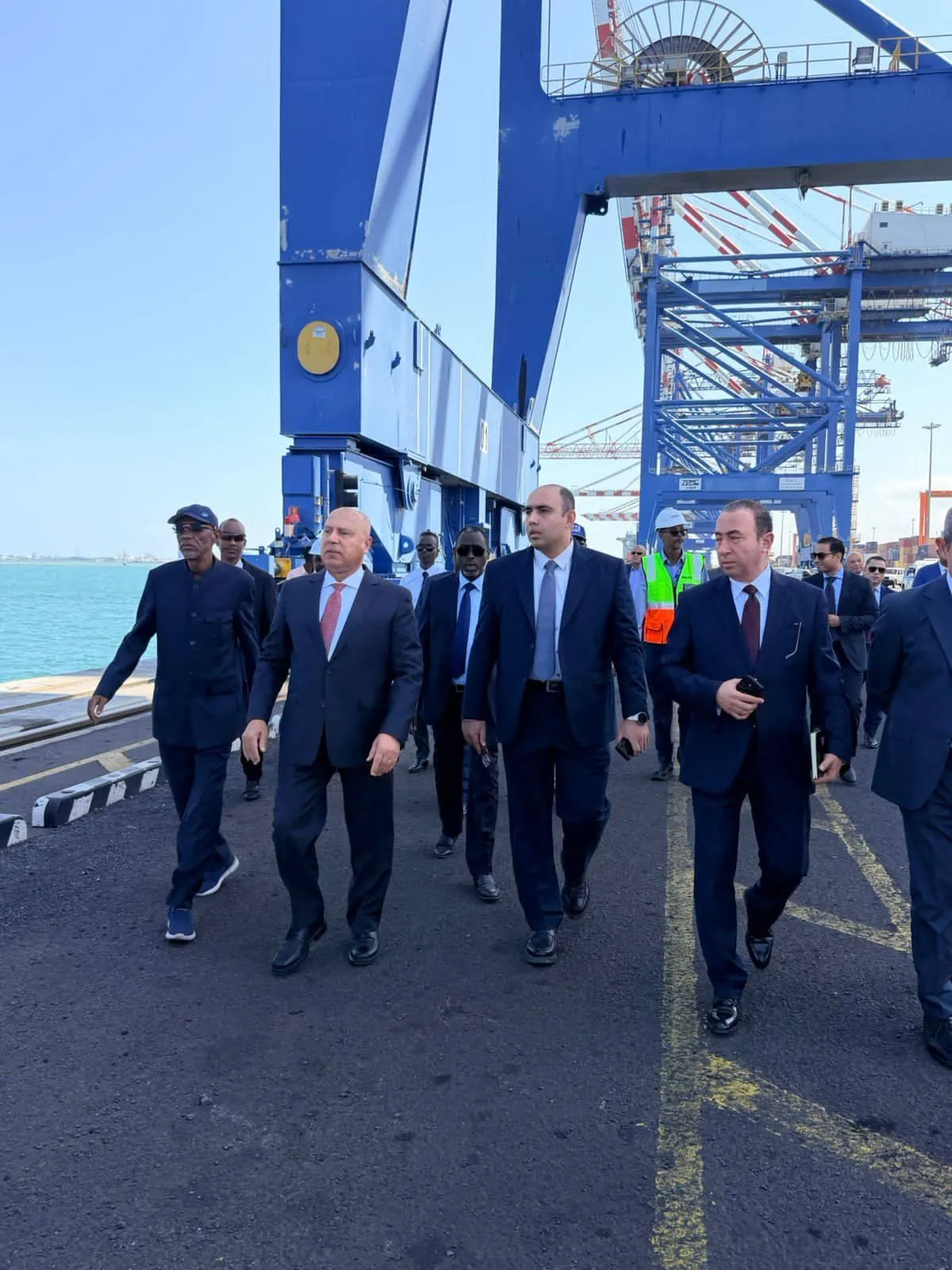 وزير الصناعة والنقل يفتتح محطة طاقة شمسية بجيبوتي ويوقع اتفاقيات إستراتيجية لتعزيز الشراكة التنموية.