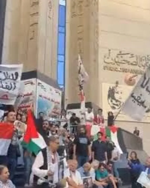 نشطاء يتظاهرون أمام نقابة الصحفيين في القاهرة لإحياء ذكرى النكبة الفلسطينية