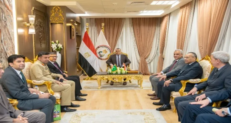 وزير الدولة للإنتاج الحربي يلتقي السفير الباكستاني لبحث التعاون في مجالات التصنيع