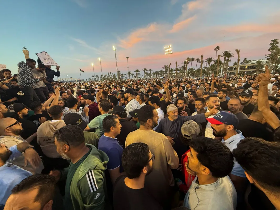 احتجاجات في طرابلس تطالب برحيل حكومة الدبيبة وسط تصاعد الغضب الشعبي والانقسامات السياسية