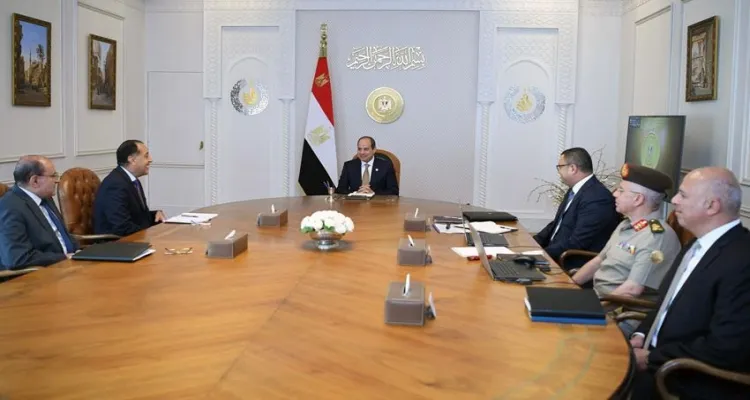 الرئيس السيسي يجتمع برئيس مجلس الوزراء ووزير الإسكان وعدد من المسؤولين