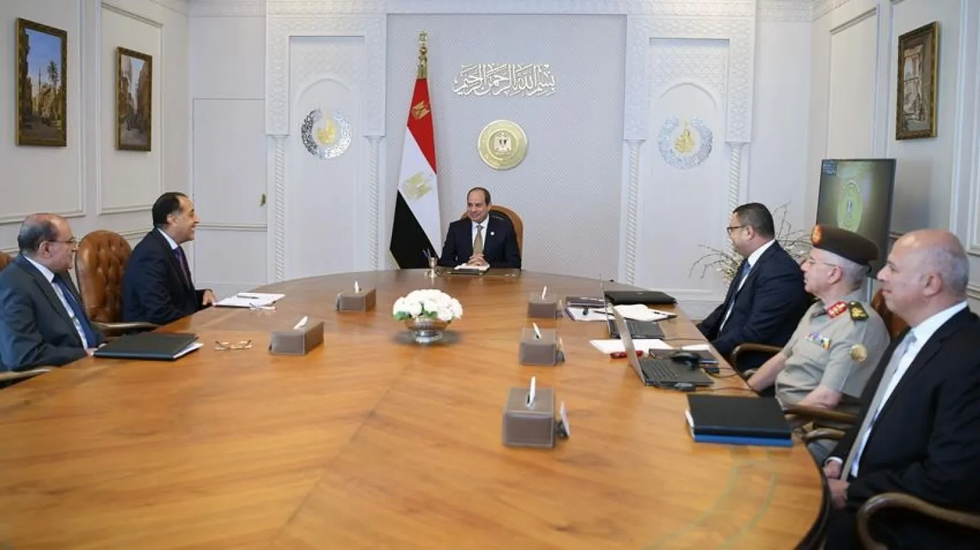 الرئيس السيسي يجتمع برئيس مجلس الوزراء ووزير الإسكان وعدد من المسؤولين