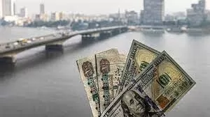 أزمة الدولار تضرب قطاعات في مصر.. وإعادة وقف العمل بتذاكر 