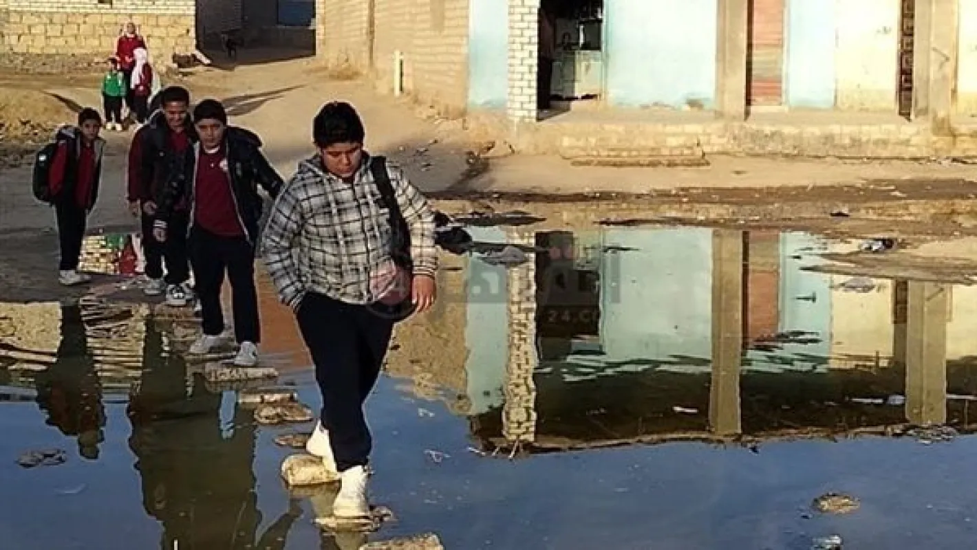 أهالي القرية الثالثة يطالبون محافظ الفيوم بحل أزمة طفح مياه الصرف الصحي