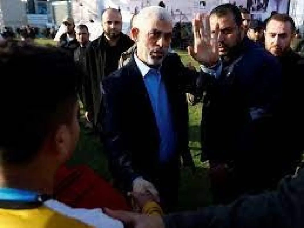 قيادي بحماس: حصار العدو لمنزل السنوار المهدّم أصلا محاولة منه لصناعة نصر وهمي (فيديو)
