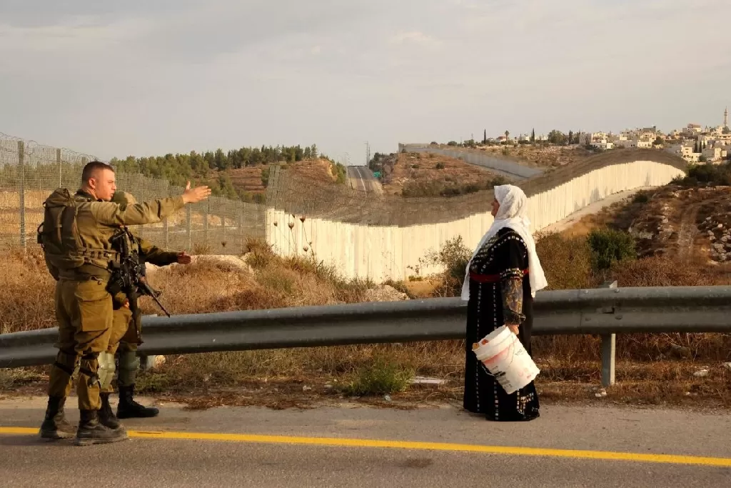 مستوطنون يستغلون الحرب بغزة للاستيلاء على المزيد من أراضي الضفة وتهجير الأهالي