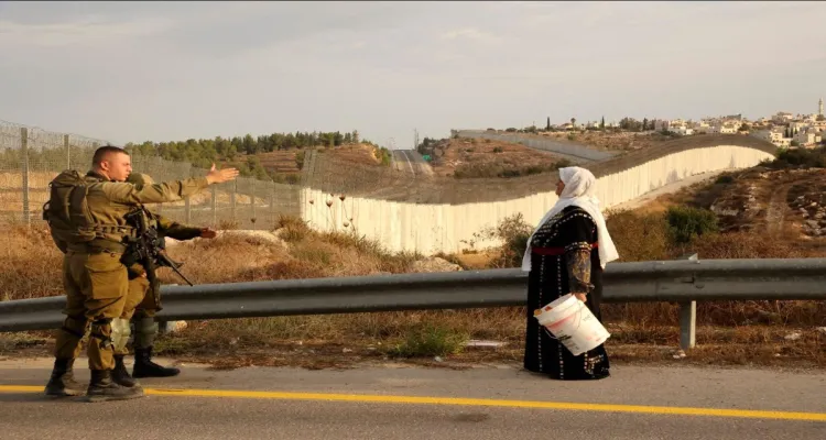 مستوطنون يستغلون الحرب بغزة للاستيلاء على المزيد من أراضي الضفة وتهجير الأهالي