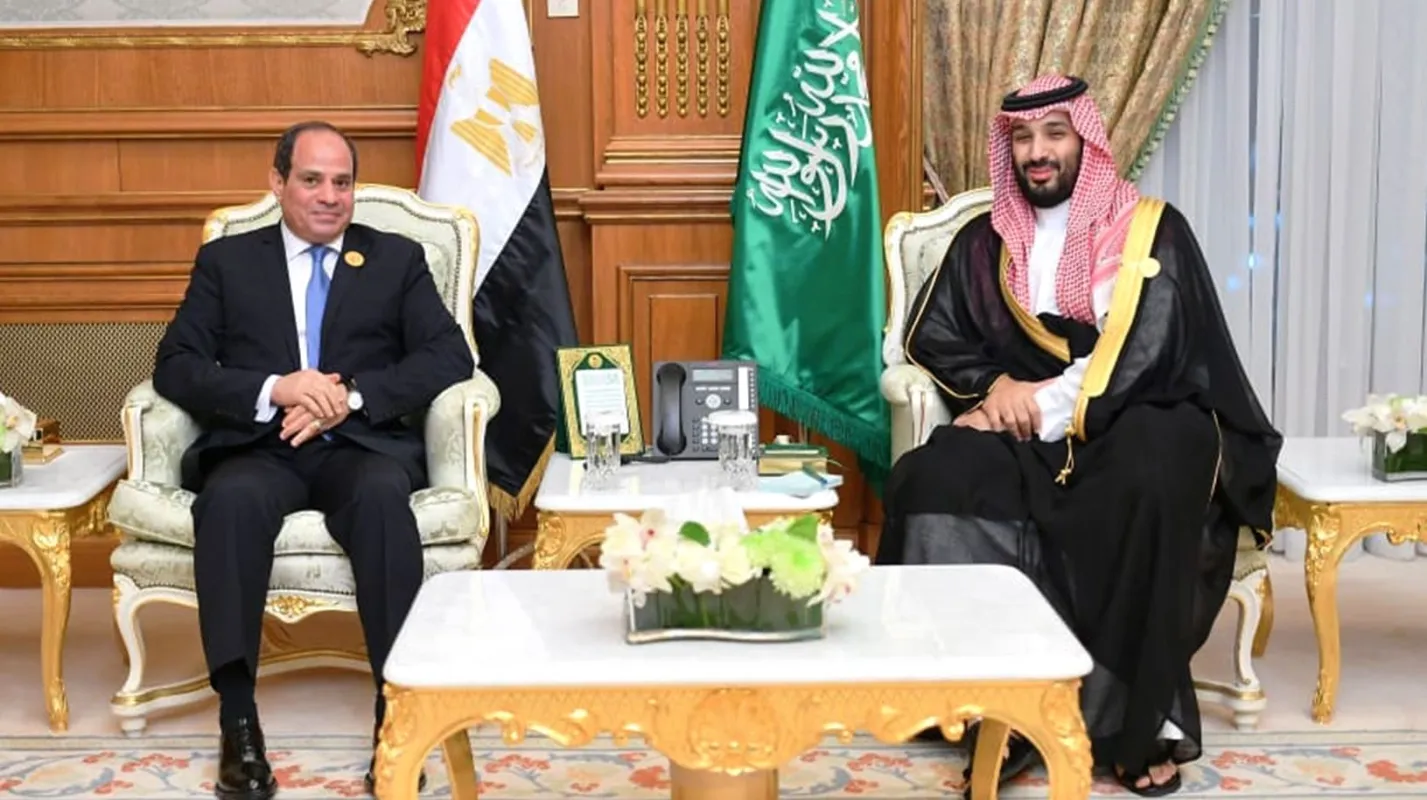 السيسي يبعث رسالتين خطيتين لخادم الحرمين وولي العهد