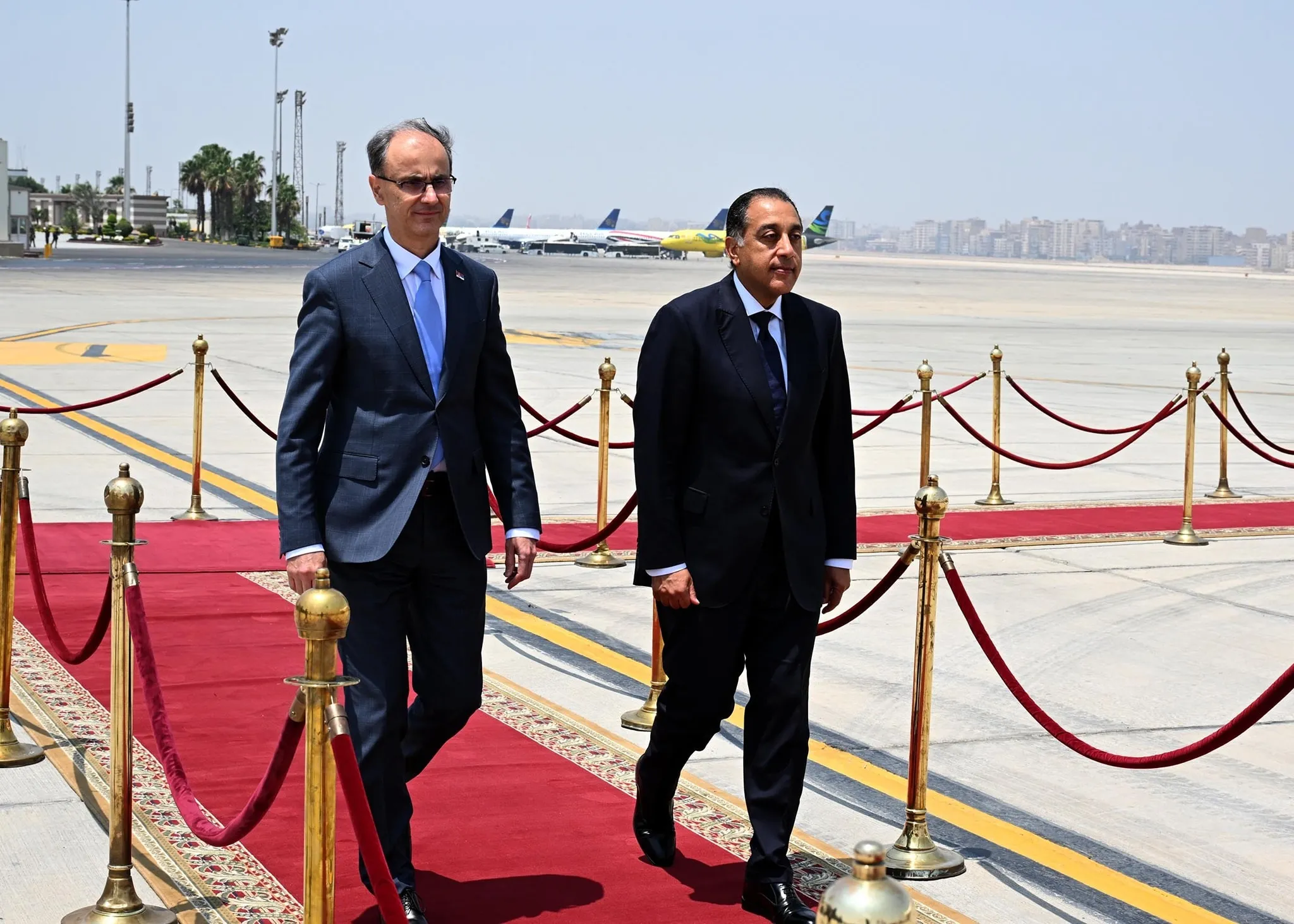 رئيس الوزراء يستقبل نظيره الصربي في القاهرة
