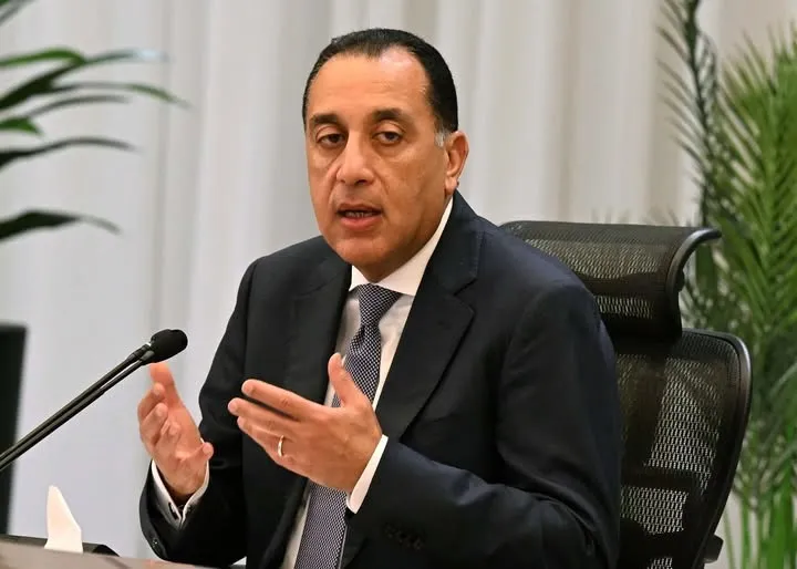 رئيس الوزراء يتفقد ثمار مشروع «حياة كريمة» ميدانيًا