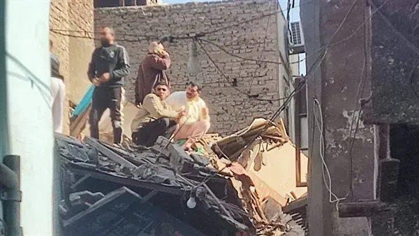 استخراج 12 ضحية من أسفل أنقاض عقار إمبابة.. والحماية المدنية تواصل البحث عن ناجين