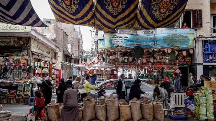 لوموند: في مواجهة التضخم القياسي، المصريون يشدون أحزمتهم في شهر رمضان