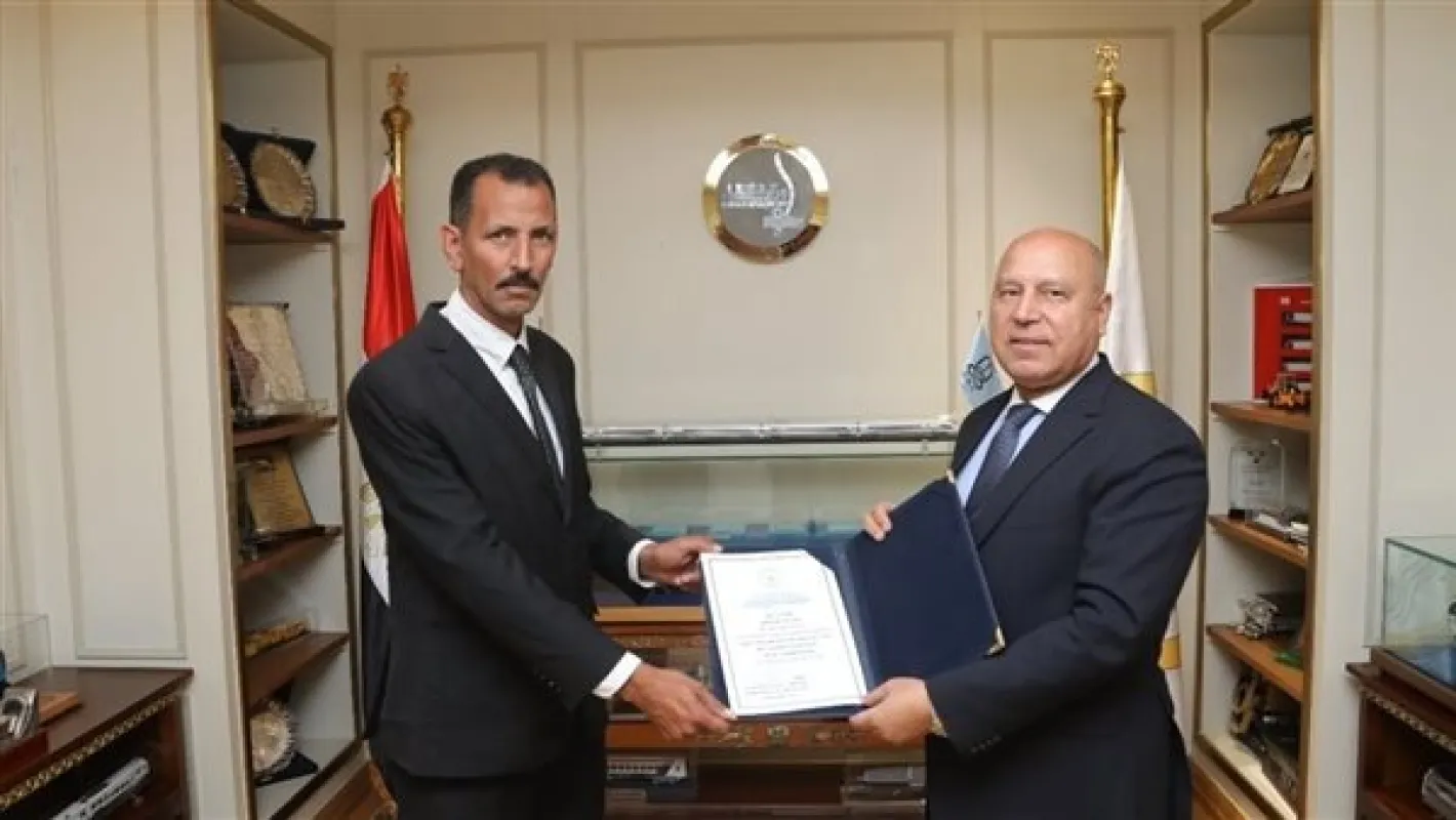 تكريم سائق أتوبيس بعد عثوره على حقيبة بها أكثر من مليون جنيه وتسليمها للشرطة