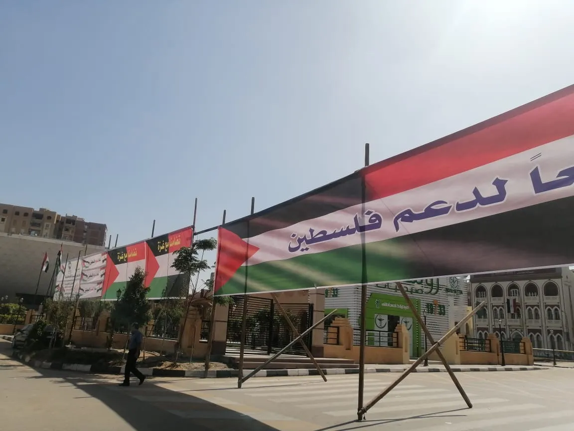 أمن الدولة تحبس 8 شباب لتعليق لافتات داعمة لغزة في الأماكن العامة