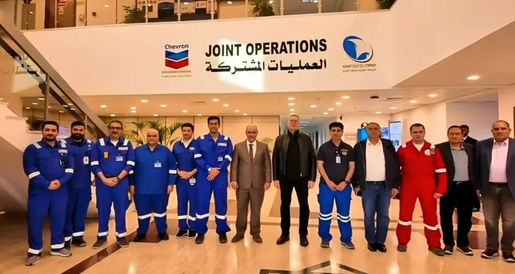 ​وزير البترول يلتقي العاملين بموقع شركة الحديثة للحفر في الكويت