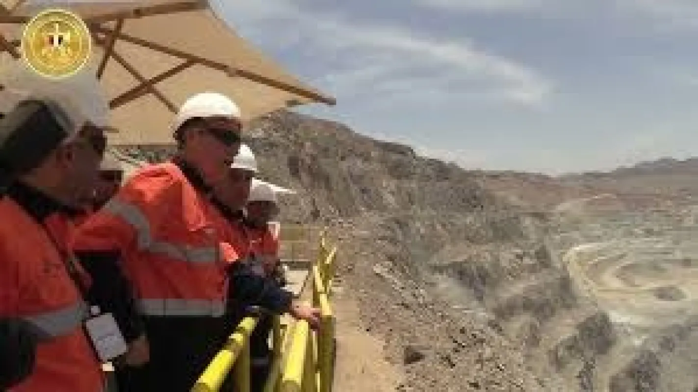 رئيس الوزراء يتفقد منجم السكري لإنتاج الذهب بمرسى علم