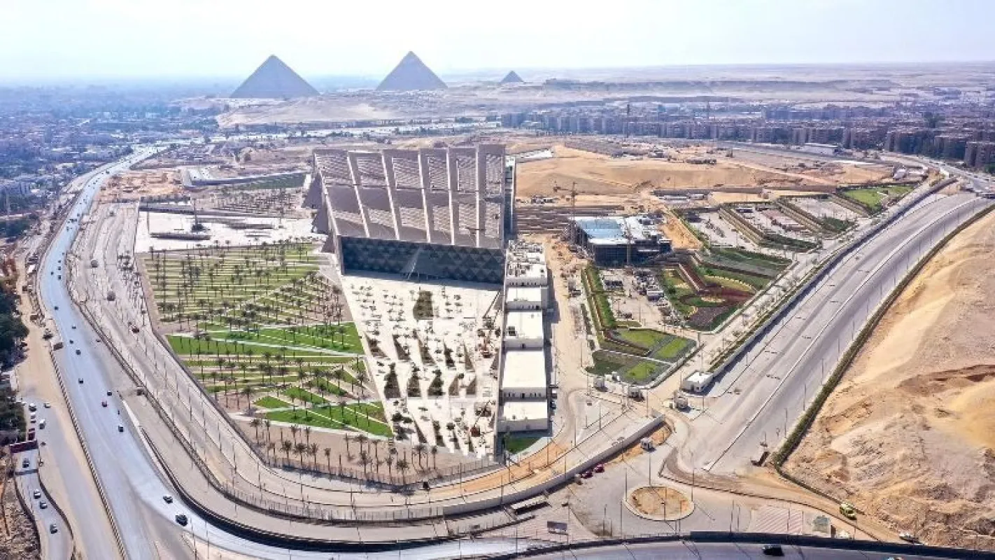 السياحة تعلن البدء في إعداد مخطط استراتيجي للمنطقة بين مطار سفنكس الدولي وهرم سقارة
