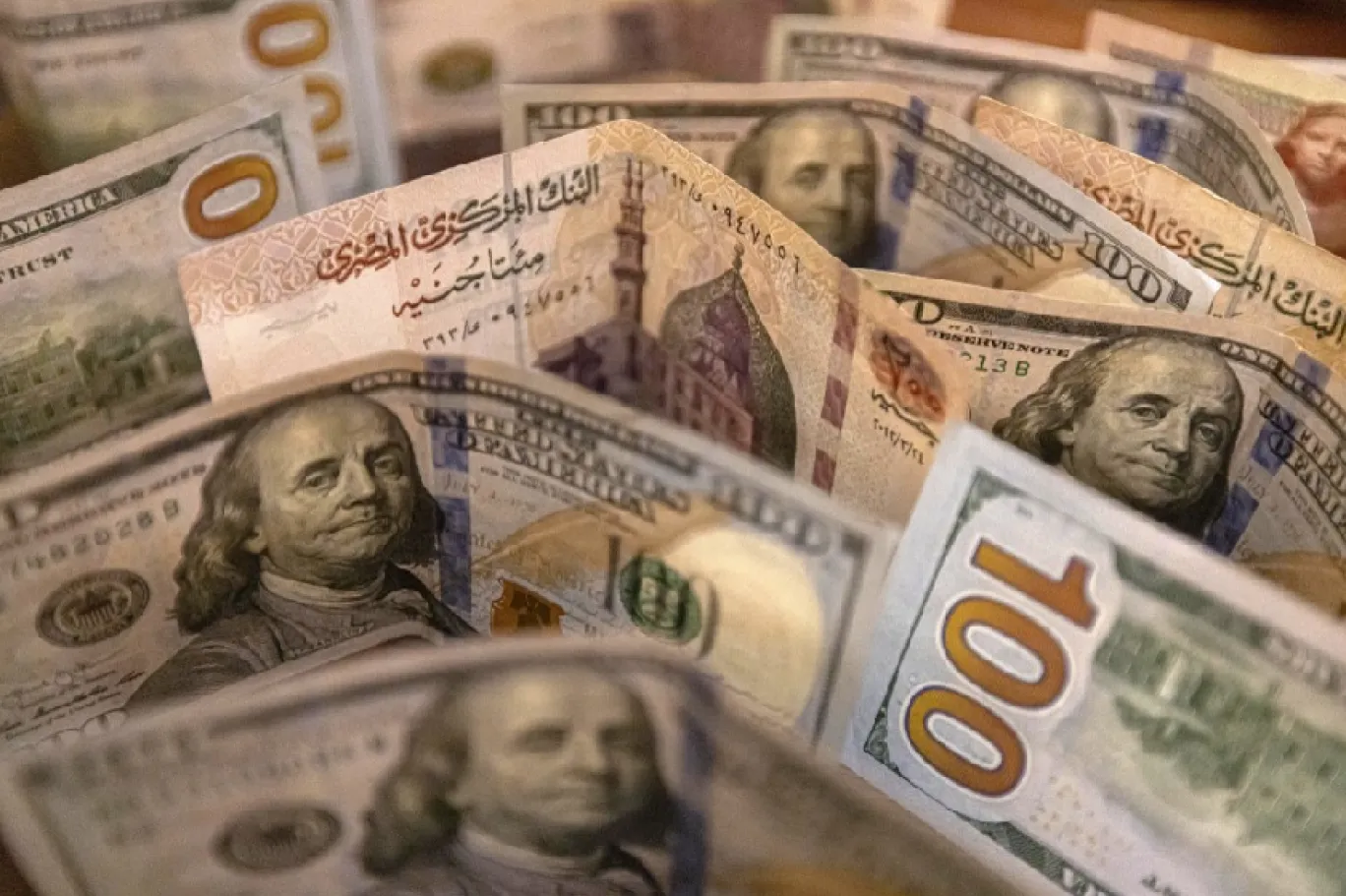 مخاوف توسع الحرب تدفع الأجانب للتخارج الجزئي من أدوات الدين المصرية وحصيلة معاملات الإنتربنك تقفز إلى 800 مليون دولار ومتوسط سعر صرف الجنيه يتراجع 84 قرشًا