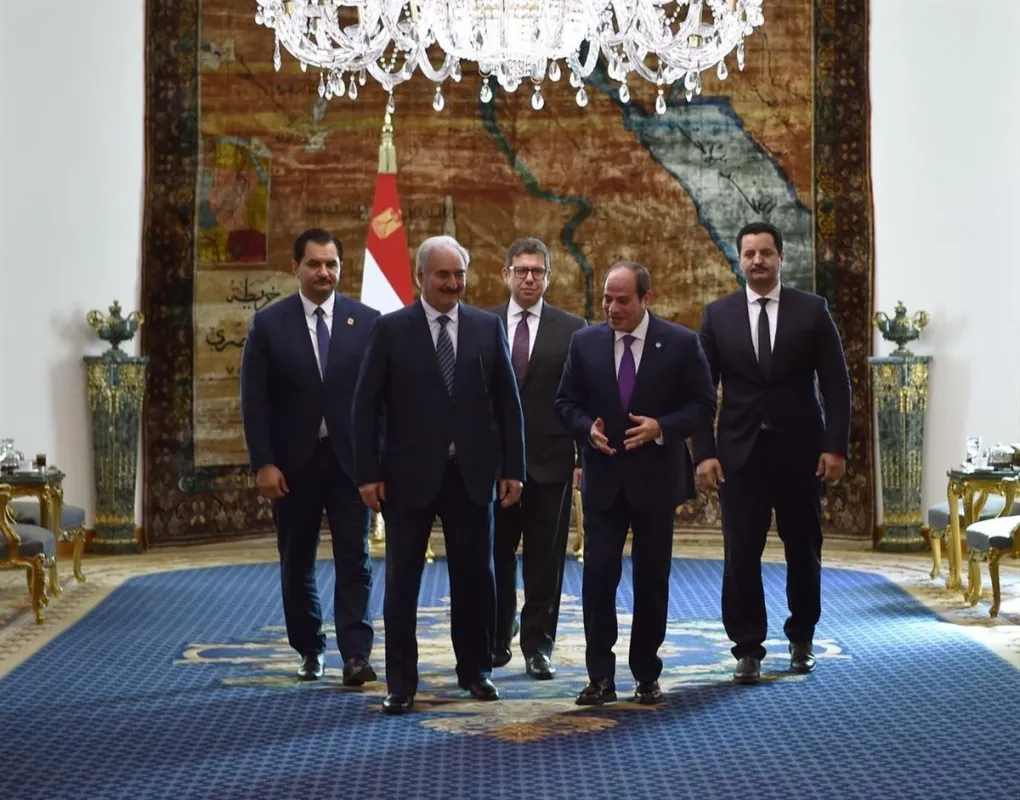 قمة القاهرة بين السيسي وحفتر تعمّق مسار ترسيم الحدود البحرية… وتثير قلق اليونان