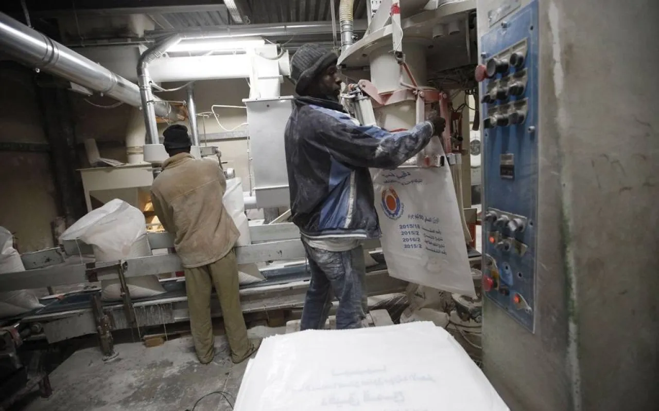 عمال مطحن ناصر في أسوان ينهون وقفاتهم الاحتجاجية بعد وعد بتطبيق 