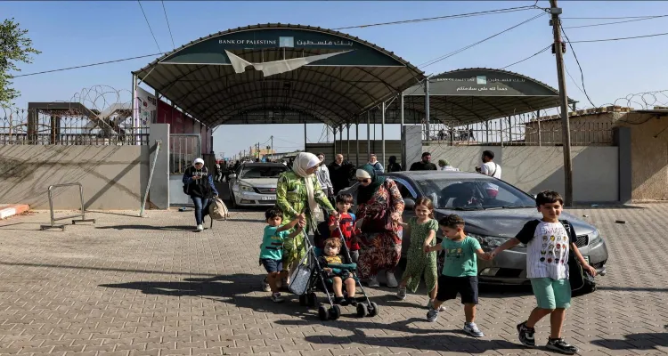 خروج أوائل الأجانب والفلسطينيين مزدوجي الجنسية من غزة إلى مصر