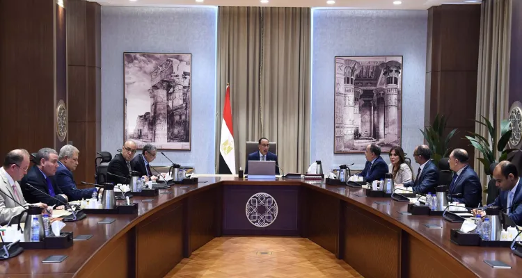 رئيس الوزراء يستعرض الموقف التنفيذي لمشروعات تحلية المياه